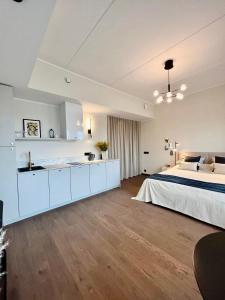 塔林Elegance Apartment - City Centre Free Parking的一间白色的大卧室,配有床和厨房