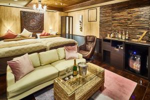 东京Hotel Balian Resort Kinshicho的客厅配有沙发和1张床