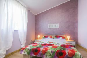 拉维尼Apartment Gino的一间卧室配有一张床和紫色的墙壁