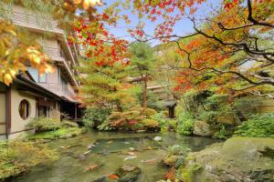 鹤冈市温海温泉橘屋的花园内设有一个放风筝的池塘