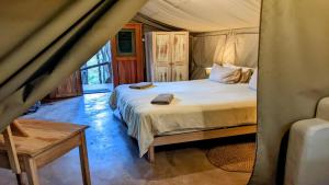 SimunyeMbuluzi Game Reserve的帐篷内一间卧室,配有一张床