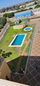 塞维利亚Apto Lux Sevilla的公园游泳池的顶部景色