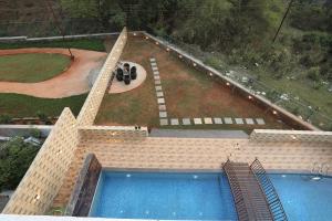 罗纳瓦拉Casa Lola的享有庭院游泳池的顶部景色