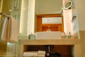 古尔冈古茹格拉姆市中心万怡酒店的一间带水槽和镜子的浴室