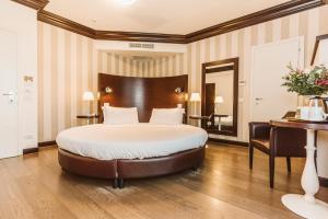 拉文纳帕拉兹贝兹酒店的酒店客房设有一张大床和一张书桌。