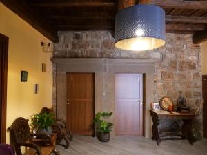 维泰博Al Cardinale的一间设有石墙、一扇门和一盏灯的房间