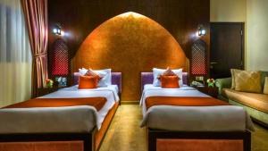 迪拜第一中央套房公寓式酒店的酒店客房,设有两张床和一张沙发