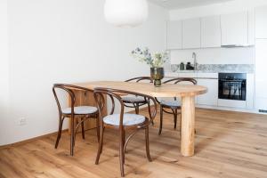 弗利姆斯Casa Flurina的厨房里配有一张木桌和椅子
