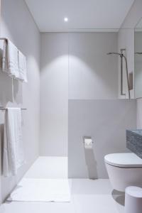 弗利姆斯Casa Flurina的白色的浴室设有卫生间和水槽。