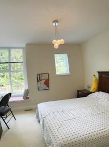高贵林Derbyshire House的卧室配有白色的床和窗户。
