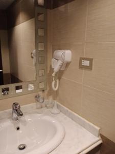 法尤姆Queen Hotel Fayoum的浴室配有盥洗盆和吹风机