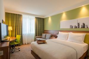 汉堡汉堡市中心希尔顿汉普顿酒店的酒店客房设有一张床、一张书桌和一台电视机。
