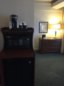 西雅图弗吉尼亚梅森酒店的酒店客房配备了微波炉和梳妆台