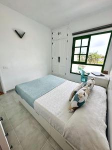 马斯帕洛马斯Bungalow Yaipe的白色的卧室设有一张大床和一个窗户