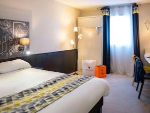沙托贝尔纳尔科納克宜必思尚品酒店的酒店客房设有床和窗户。