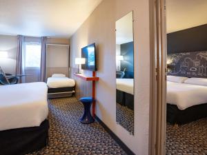 沙托贝尔纳尔科納克宜必思尚品酒店的酒店客房,设有两张床和镜子