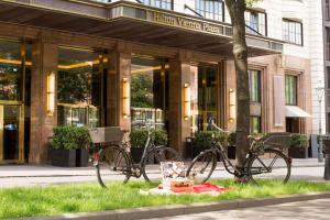 维也纳维也纳广场希尔顿酒店的停放在大楼前的两辆自行车
