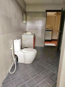 华欣华欣山冈度假屋的一间带卫生间和水槽的浴室
