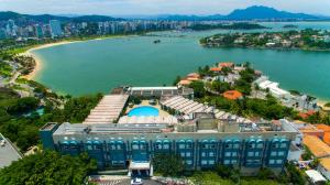 维多利亚Hotel Senac Ilha do Boi的水体旁建筑物的空中景观