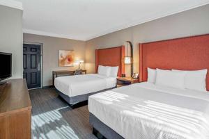南旧金山旧金山机场北拉金塔套房酒店的酒店客房设有两张床和一台平面电视。