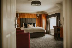 达灵顿The Croft Hotel, BW Signature Collection的酒店客房设有床和窗户。
