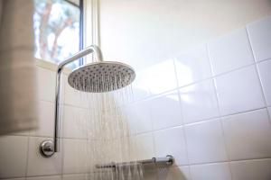 班克斯镇嗨飞行睡帽酒店的浴室内配有淋浴和头顶淋浴