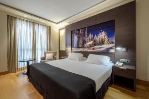穆尔西亚内尔瓦酒店的酒店客房设有一张大床和一台墙上的电视。