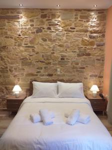 希俄斯CityZen Rooms Chios的一间卧室配有一张带两个枕头的床