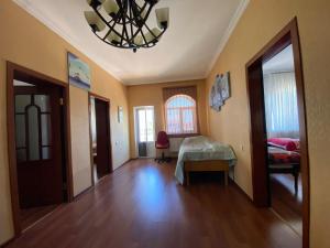 巴库Baku, Shagan Villa的配有一张床和吊灯的房间