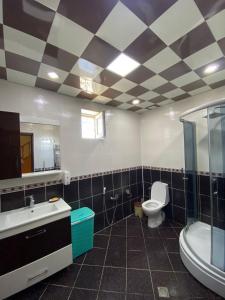 巴库Baku, Shagan Villa的浴室配有卫生间、盥洗盆和浴缸。