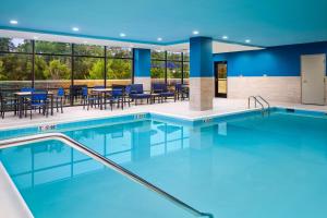 陶森Hampton Inn Towson Downtown的一座配有桌椅的酒店游泳池