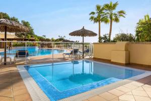 阿德耶Wyndham Residences Costa Adeje的棕榈树度假村的游泳池