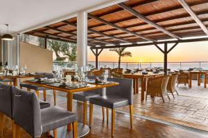 阿德耶Wyndham Residences Costa Adeje的一间带桌椅的海景餐厅