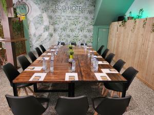 托莱多Eco Hotel Toledo的一间会议室,配有长桌子和椅子