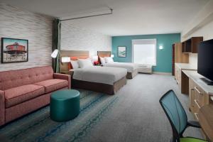 陶森Home2 Suites By Hilton Towson的酒店客房,设有两张床和一张沙发