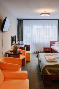 米兹多洛杰海滩别墅酒店的酒店客房配有橙色家具和床。