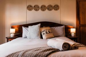 哈内茨堡Timeless Farm的一间卧室配有一张带枕头的床和两盏灯。