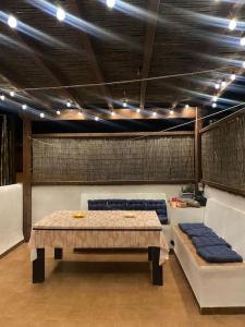 阿瓜阿马加Casa Mellis Aguamarga的客厅配有桌子和沙发