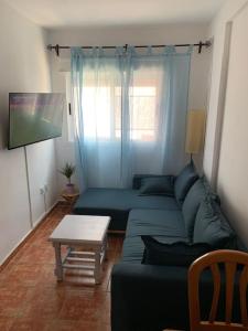 阿瓜阿马加Casa Mellis Aguamarga的客厅配有蓝色的沙发和桌子