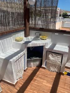 阿瓜阿马加Casa Mellis Aguamarga的一个带水槽的厨房和甲板上的一张桌子
