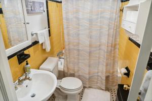 赫恩登Private 4 bed home in 1 acre lot - 10 mins to IAD airport的一间带卫生间和水槽的浴室