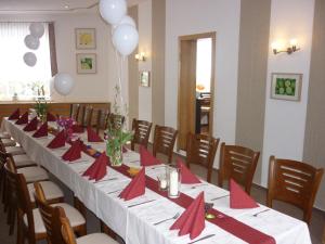 鲁拉瓦尔德胡兹酒店的长桌,带红色餐巾和红色弓