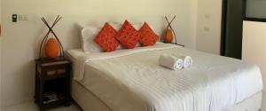 湄南海滩3 Bedroom Villa 12 - SDV261-Short Walk to Beautiful Ban Tai Beach-By Samui Dream Villas的一张带红色和白色枕头的床