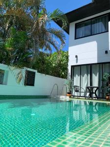 湄南海滩3 Bedroom Villa 12 - SDV261-Short Walk to Beautiful Ban Tai Beach-By Samui Dream Villas的房屋前的游泳池