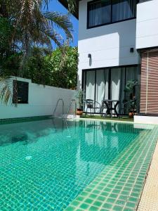 湄南海滩3 Bedroom Villa 12 - SDV261-Short Walk to Beautiful Ban Tai Beach-By Samui Dream Villas的房屋前的游泳池