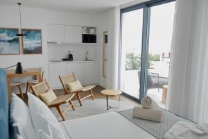 蓬塔德尔加达Pêro Teive Bay Apartments Hotel的带沙发和椅子的客厅以及厨房。