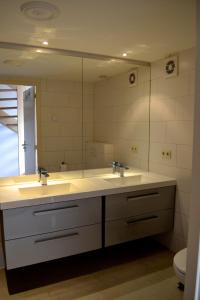 EckelradeDe Moolt Vakantiewoningen的一间带两个盥洗盆和大镜子的浴室