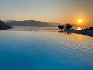 马尔马里斯Z-Villas Beach Hotel的一座享有日落美景的游泳池