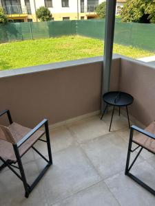 佩奇H30 Apartman的阳台配有2把椅子和1张桌子