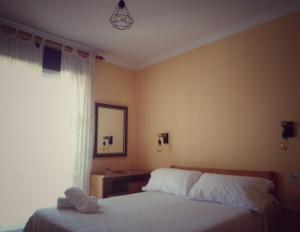 卢戈Hostal Pensión Mar de Plata的一间卧室设有两张床和窗户。